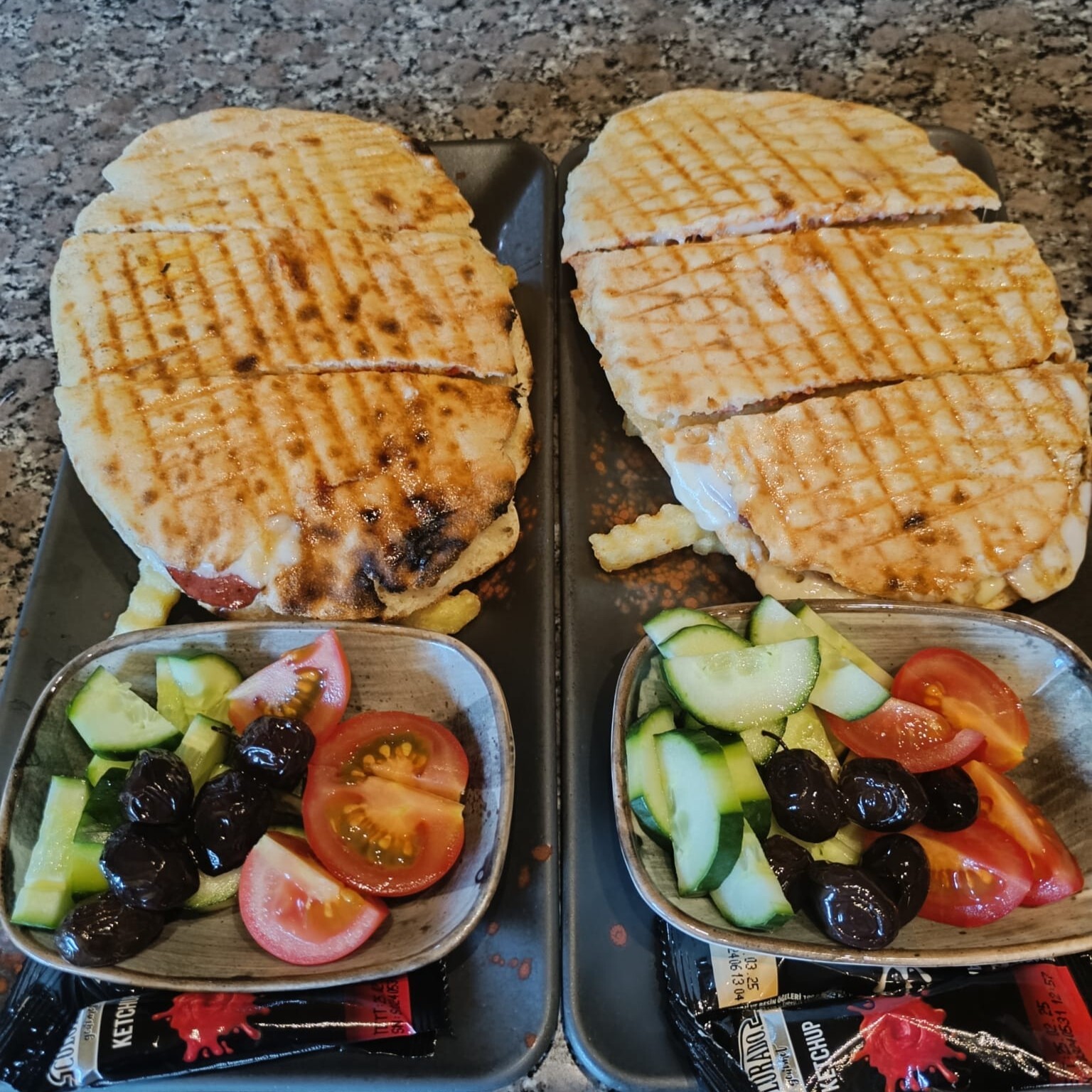 Ezine Peynirli Domatesli Tost