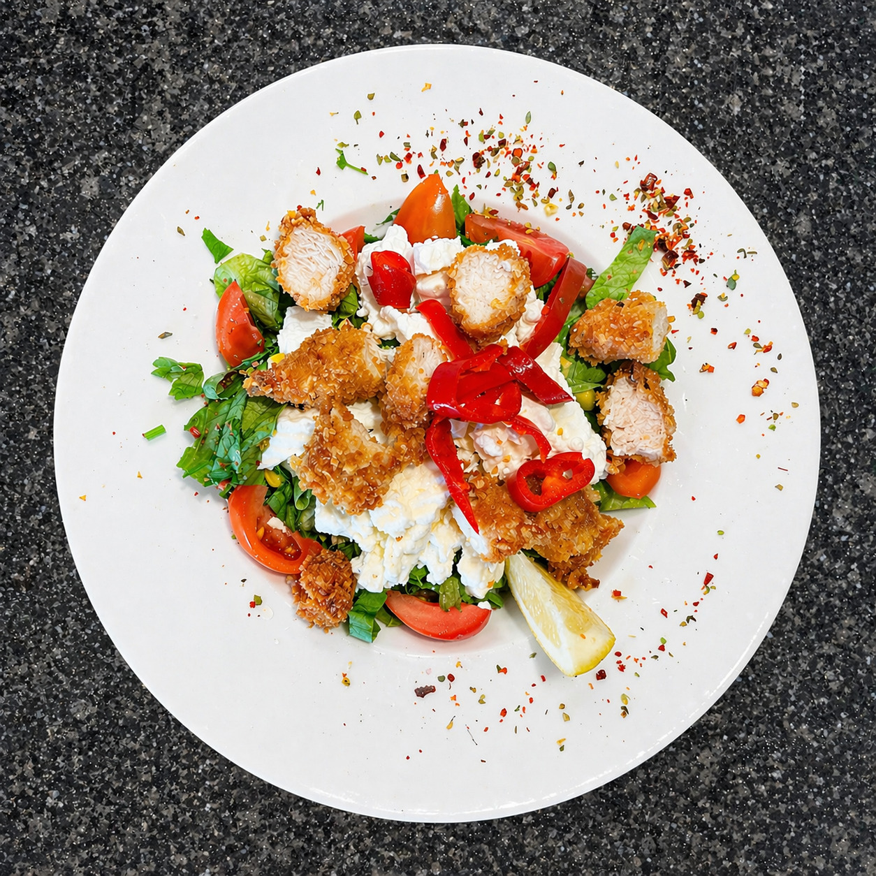 Çıtır Tavuklu ve Peynirli Salata