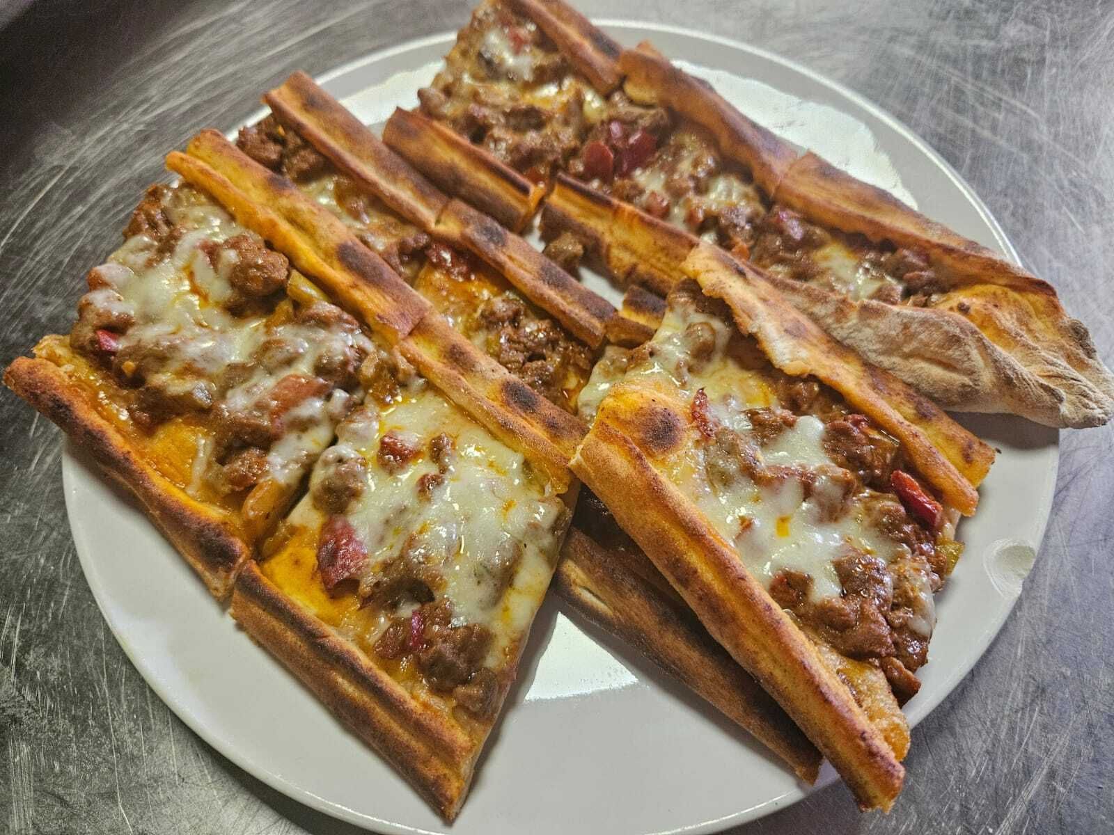 Kuşbaşılı Kaşarlı Pide
