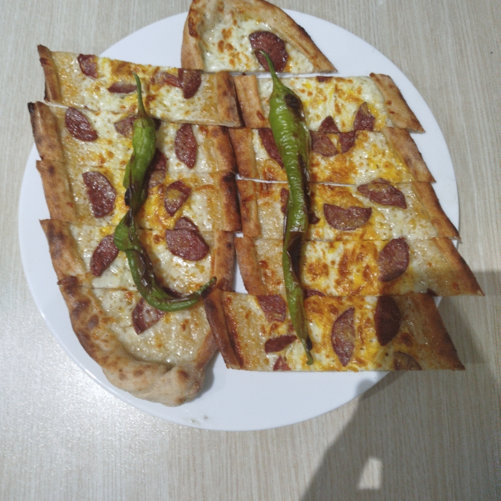 Kaşarlı Sucuklu Pide