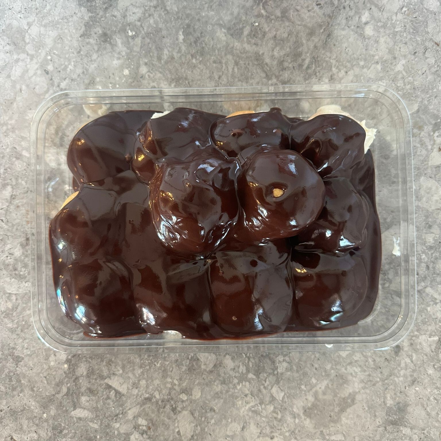 Profiterol (1,200 KG) Bol Soslu