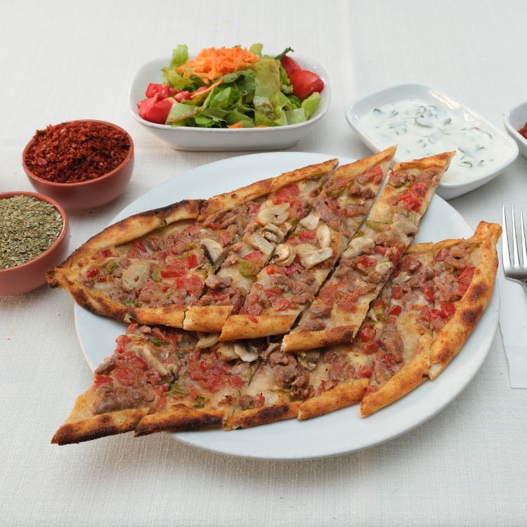 Kuşbaşılı Yumurtalı Pide