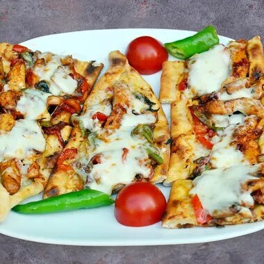 Mexican Tavuklu & Kaşarlı Pide