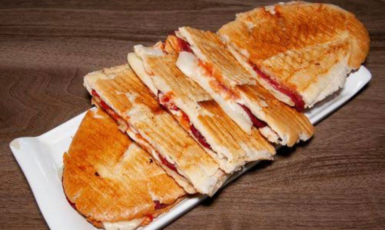 Tam Ekmek Sucuk Kaşar Tost