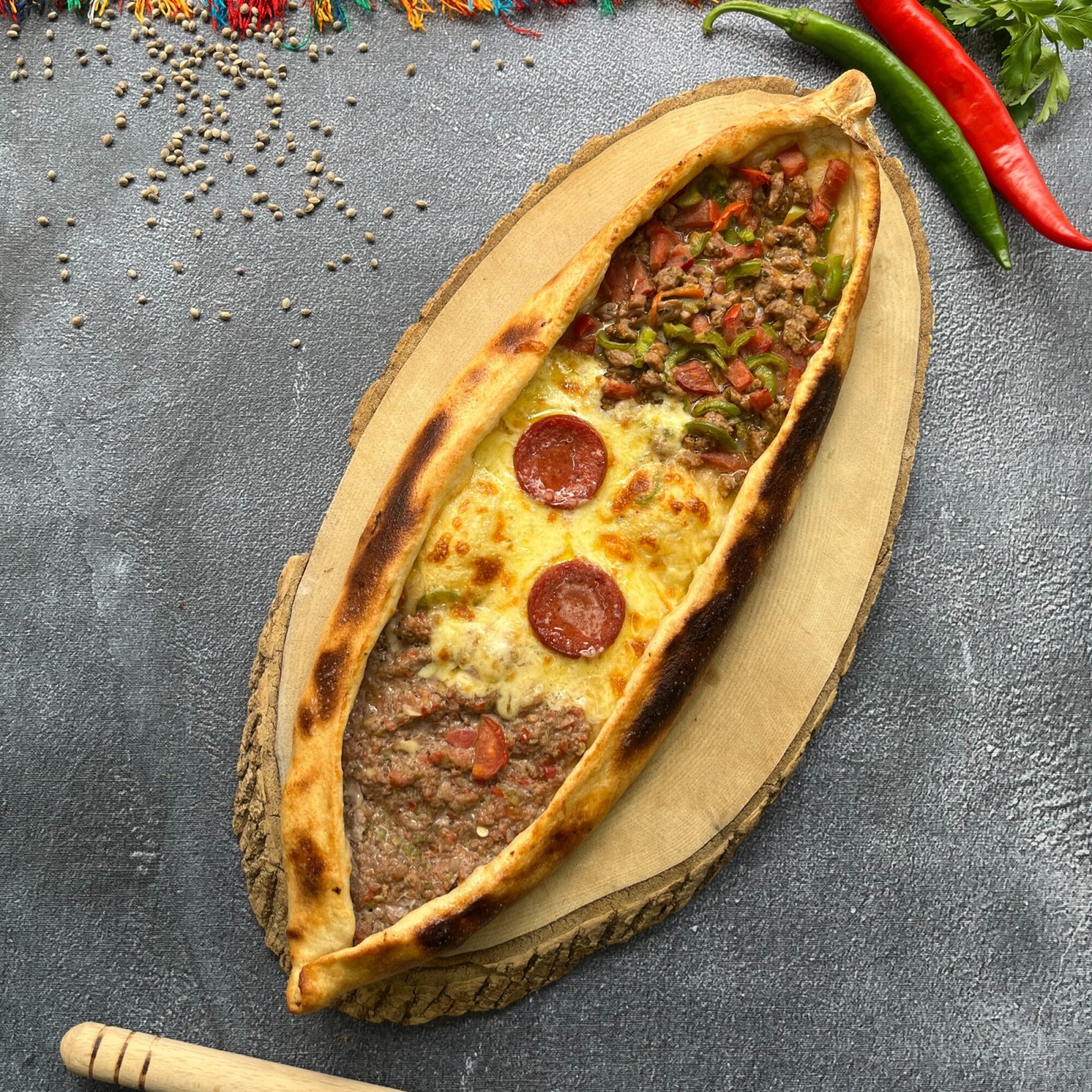 Kaşarlı Sucuklu Pide