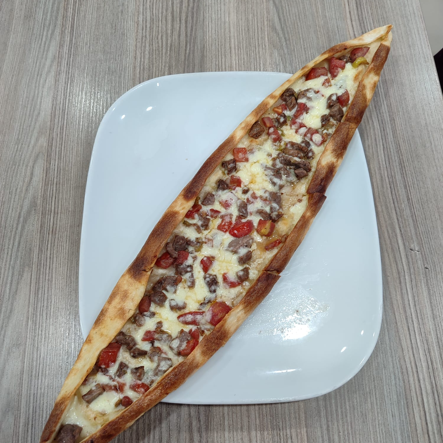 Sucuklu Kaşarlı Domatesli Biberli Pide