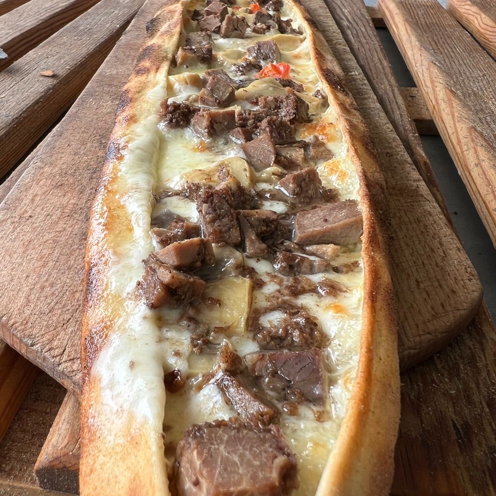 Kavurmalı Kaşarlı Pide