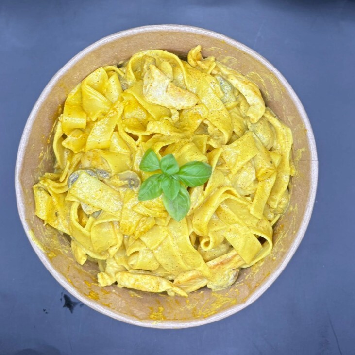 Köri Soslu Tavuklu Mantarlı Fettuccine