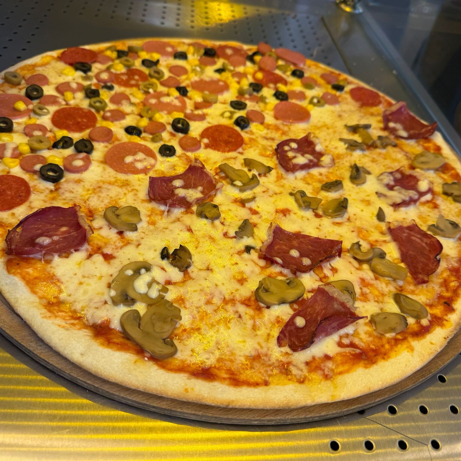 Yarısı Karışık Yarısı Fümeli Dev Pizza 45 Cm (Aile Boyu)