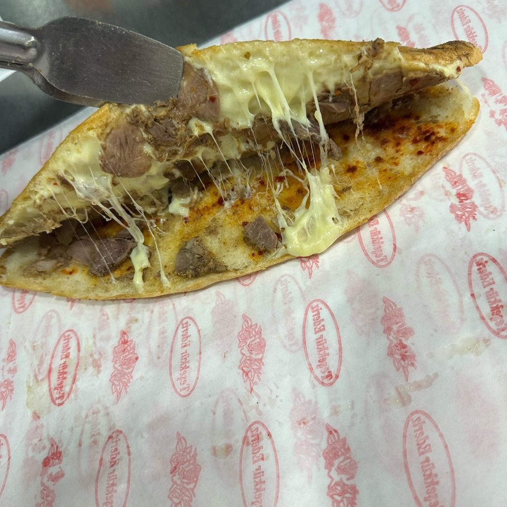 Yarım Ekmek Arası Kavurmalı Tost