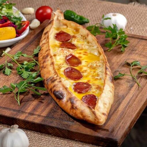 Kaşarlı Sucuklu Pide