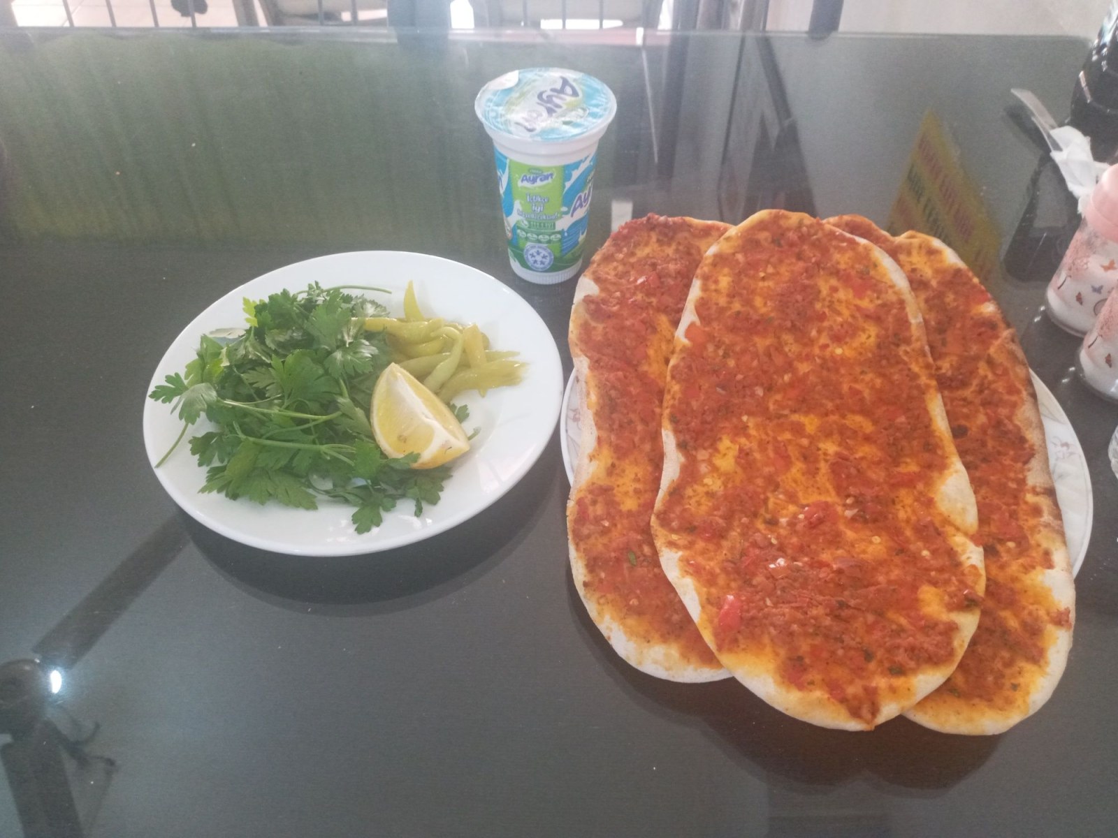 2 Adet Antep Lahmacunu + 1 Adet Ayran
