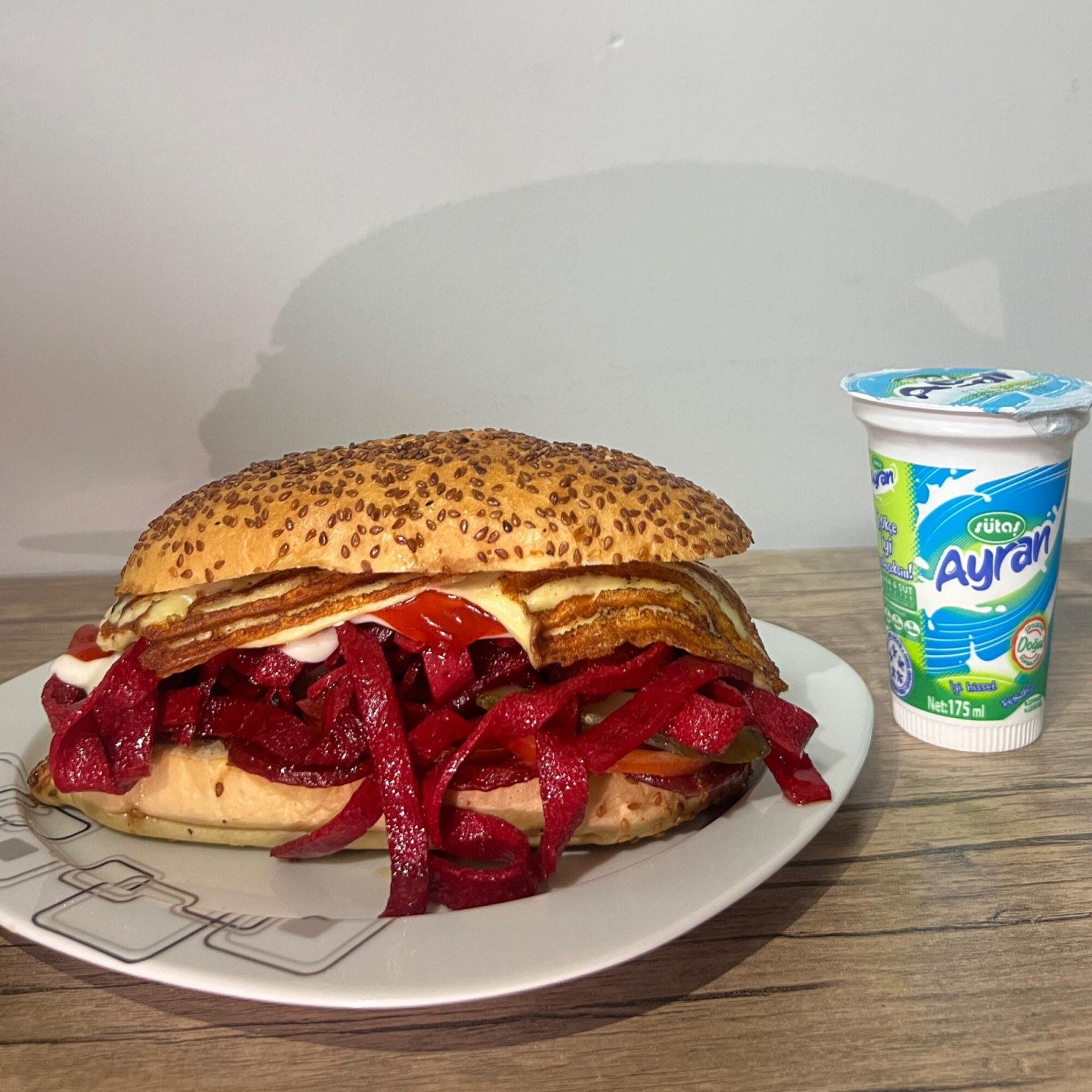 Cheddarlı Kumru Sandviç + Ayran (175 ml)