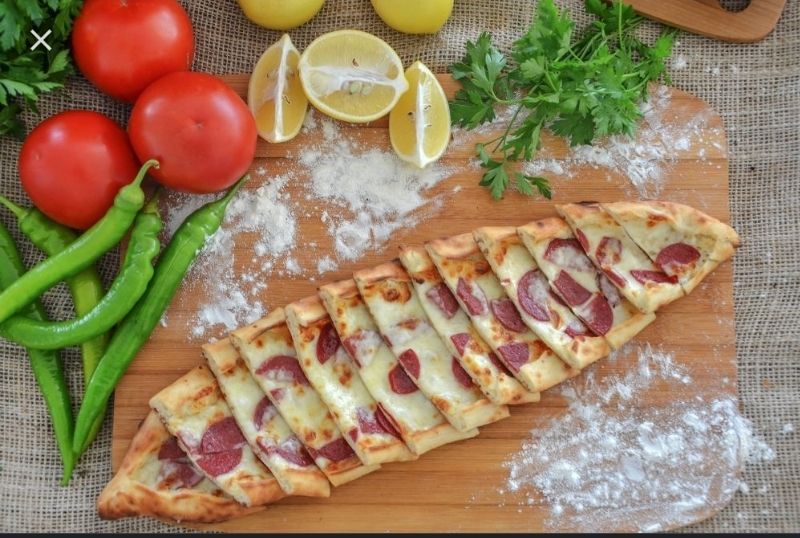 Kaşarlı Sucuklu Pide