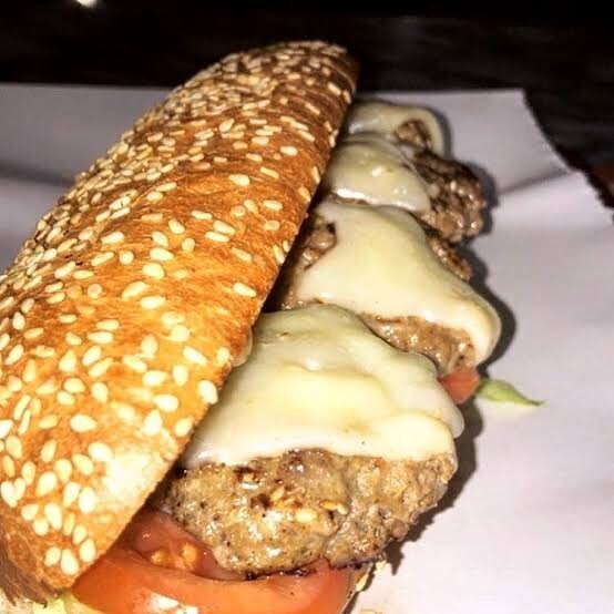 Ekmek Arası Kaşarlı Cızbız Köfte
