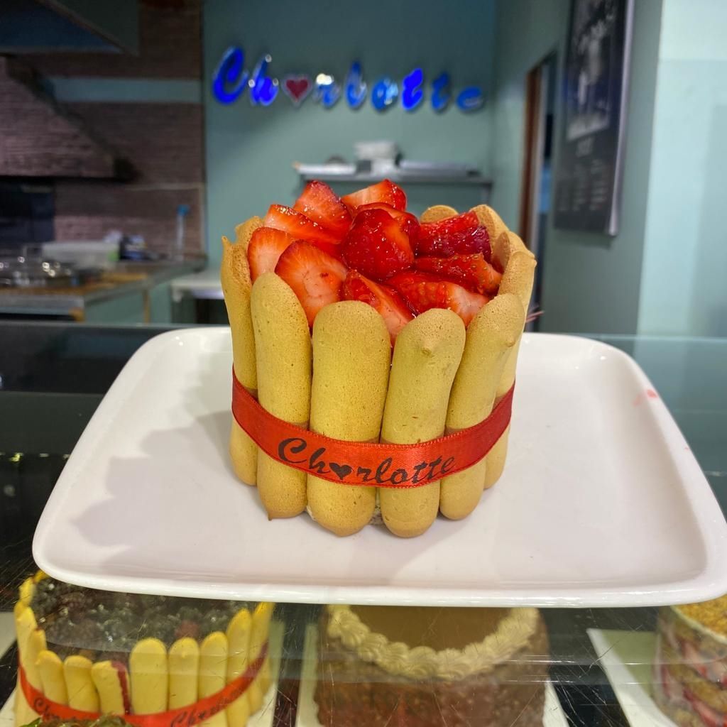Çilekli Charlot Pasta (8 Kişilik)