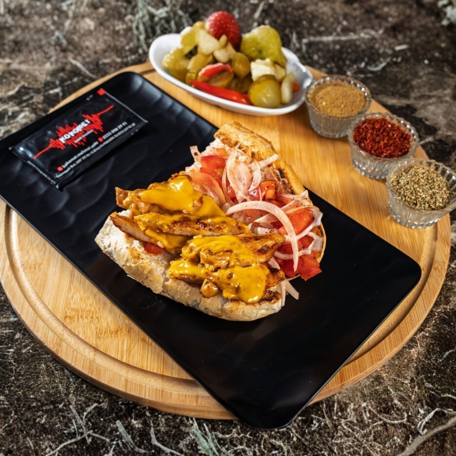 Çeyrek Ekmek Arası Cheddarlı Tavuk