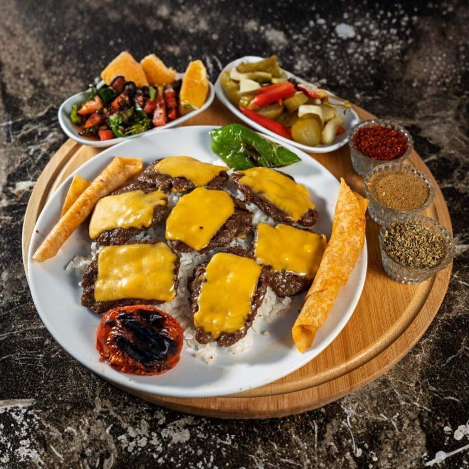 Pilav Üstü Cheddarlı Köfte