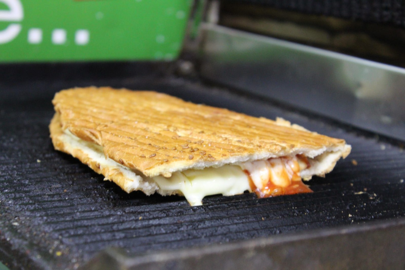 Ekmek Arası Kaşarlı Tost