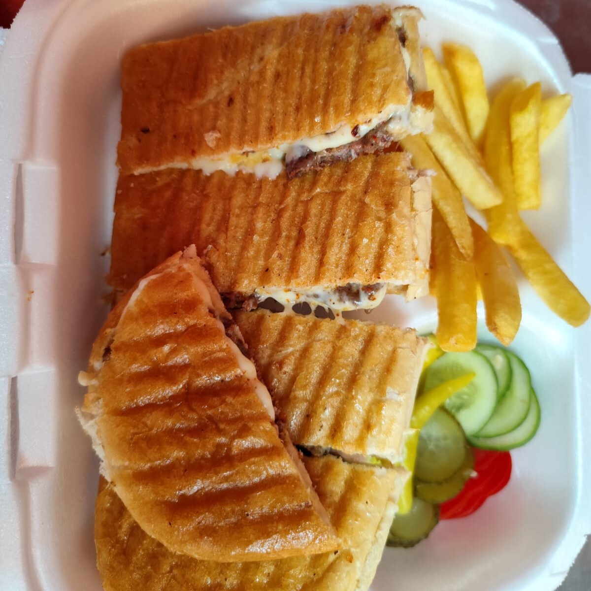 Dana Sucuklu-Kaşarlı Tost