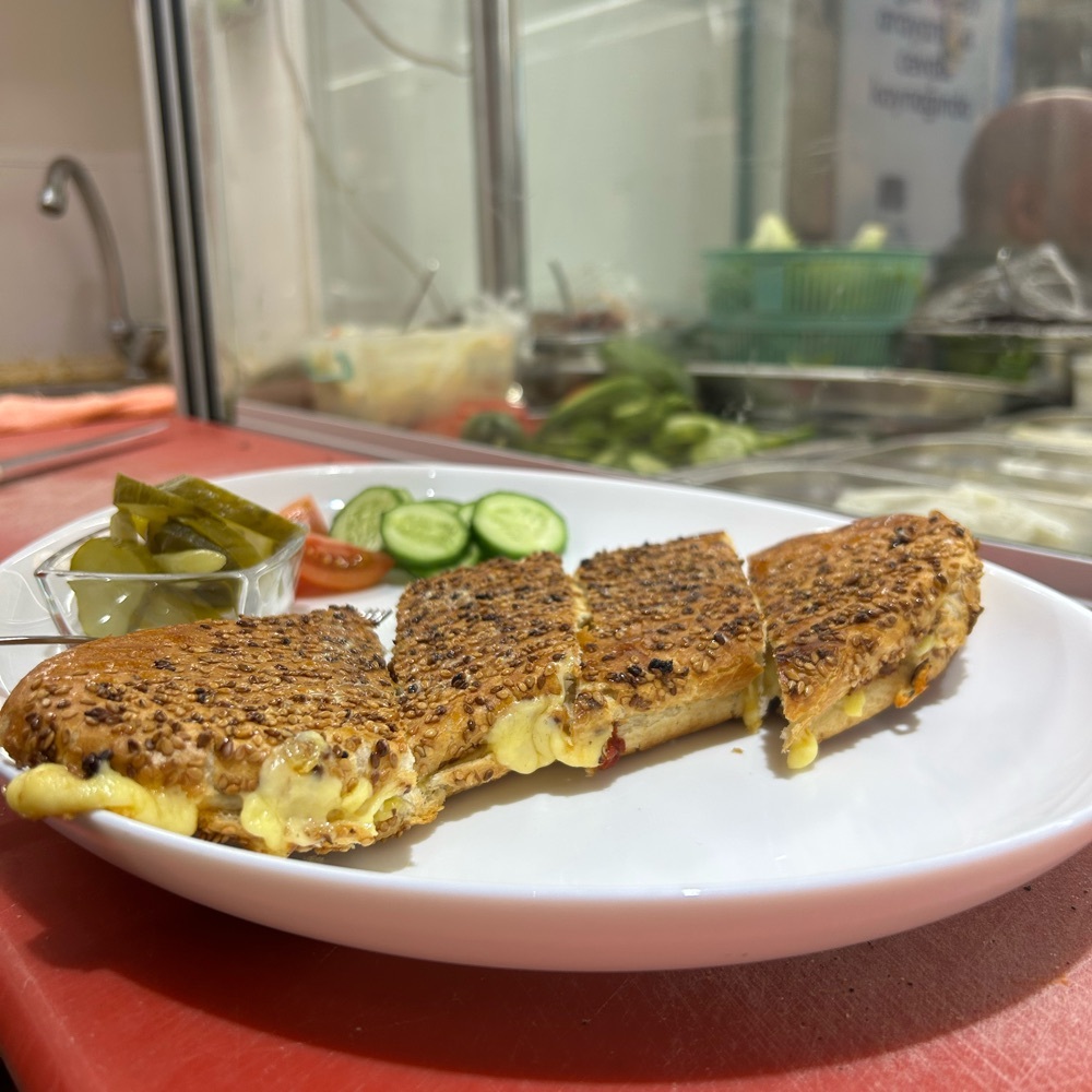 Sandviç Ekmeğine Pastırmalı Kaşarlı Tost