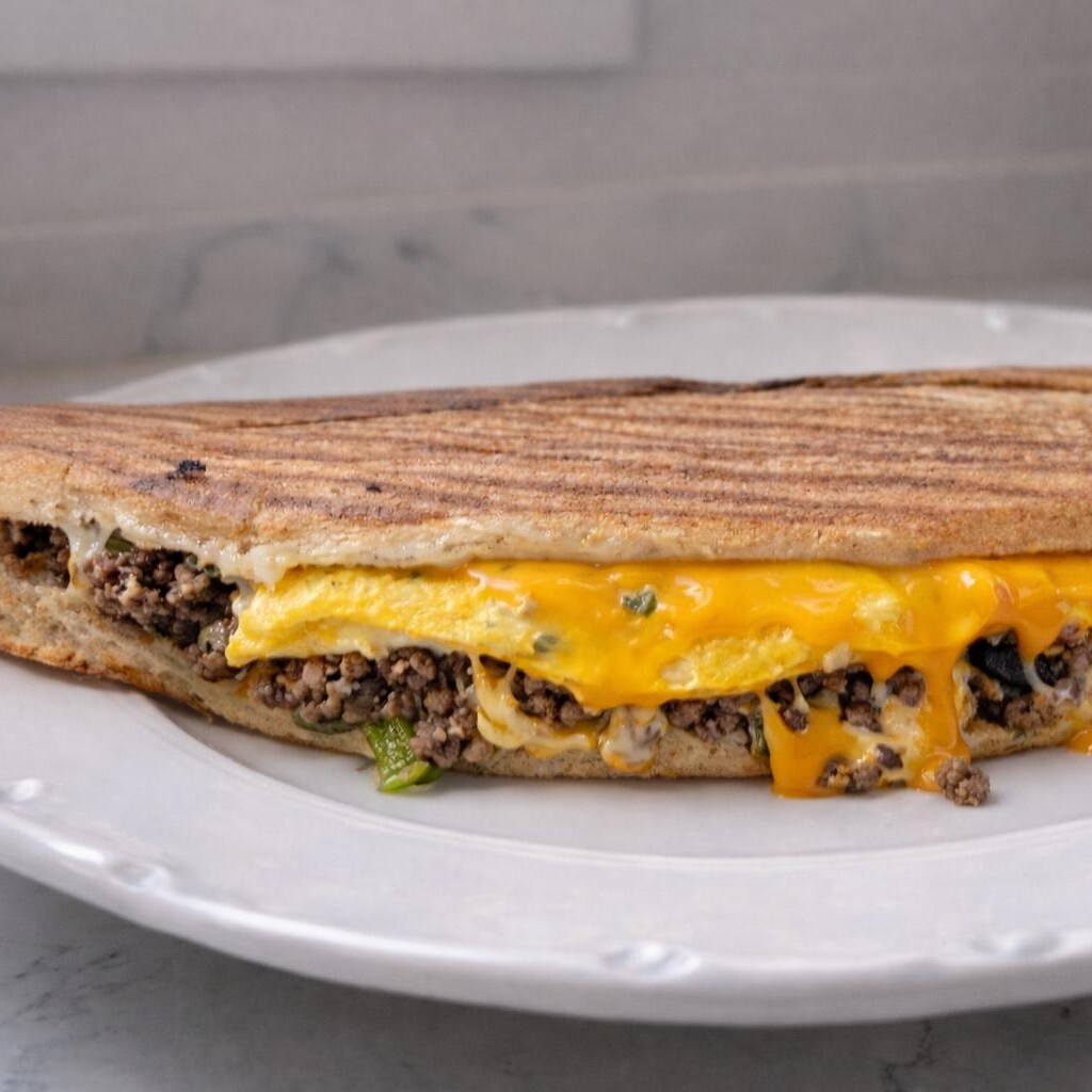 Kıymalı Yumurtalı Cheddarlı Tost