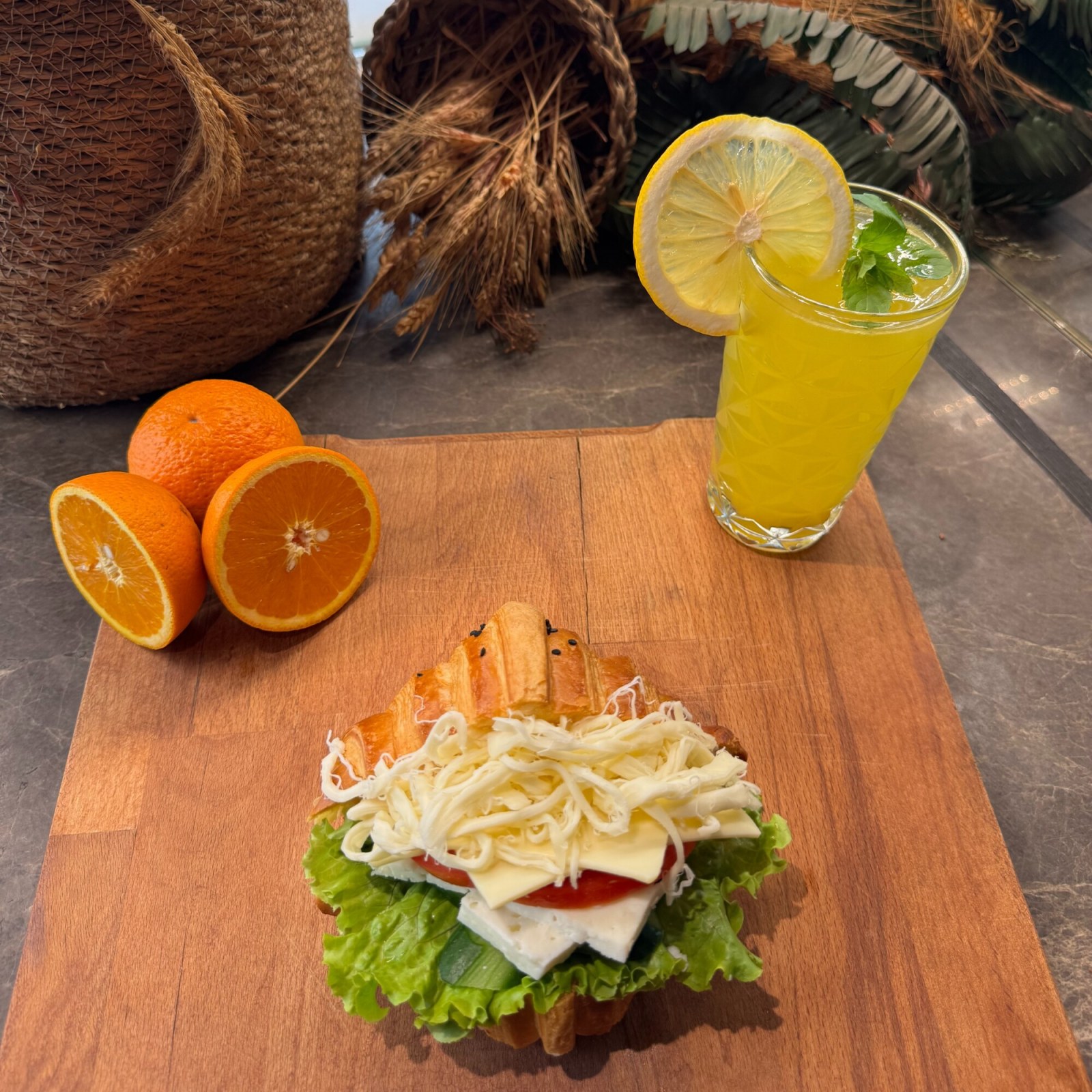 Pesto Soslu Kruvasan Sandviç