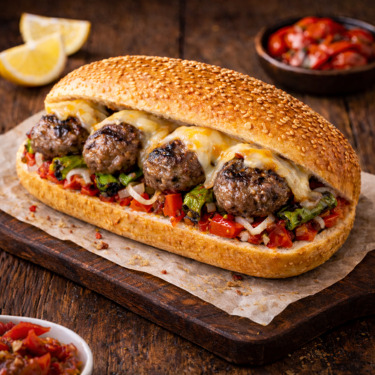 Yarım Ekmek Arası Kaşarlı Dana Köfte