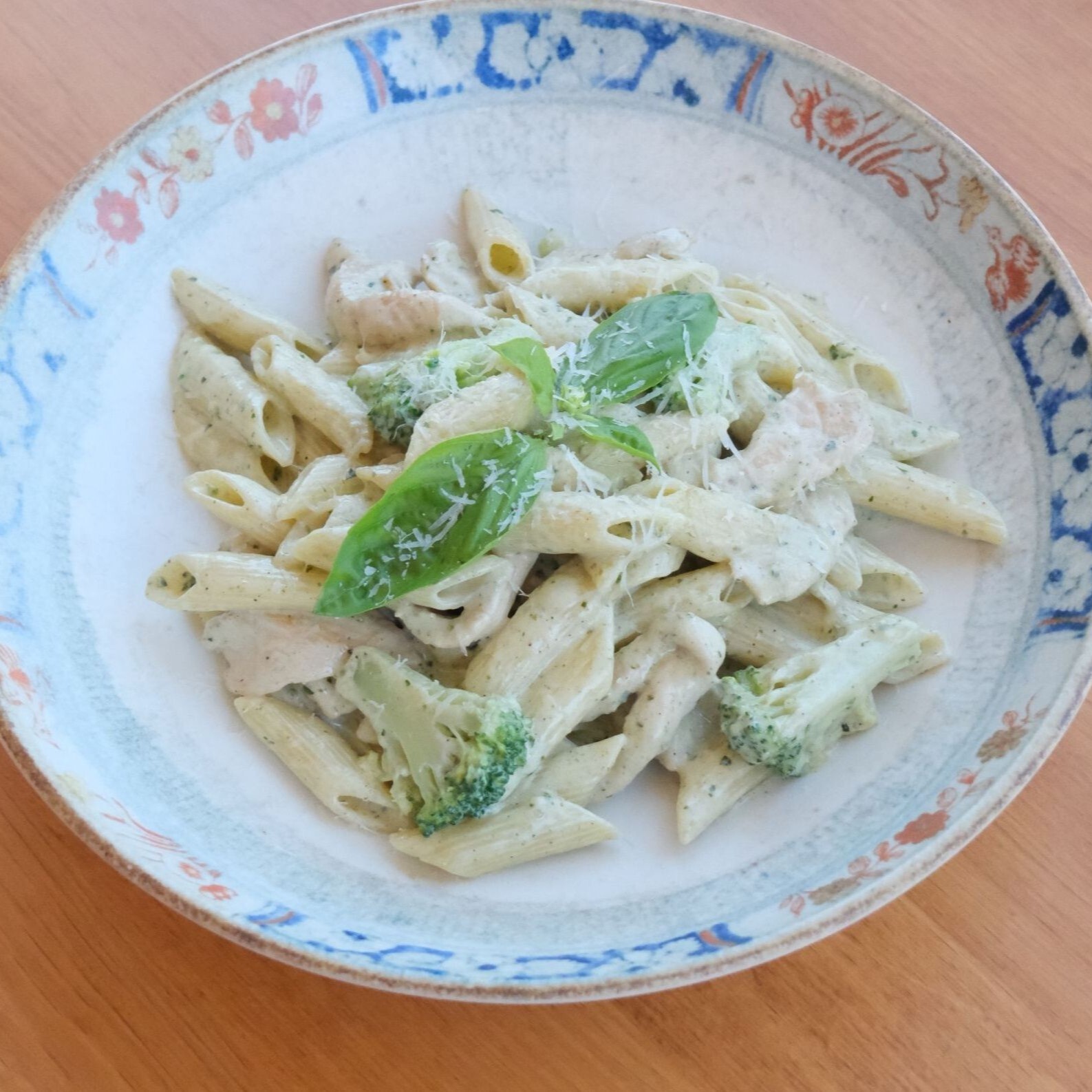 Tavuklu & Pesto Soslu Penne