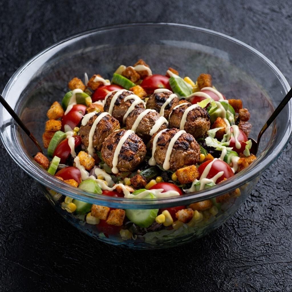 Izgara Köfteli Salata