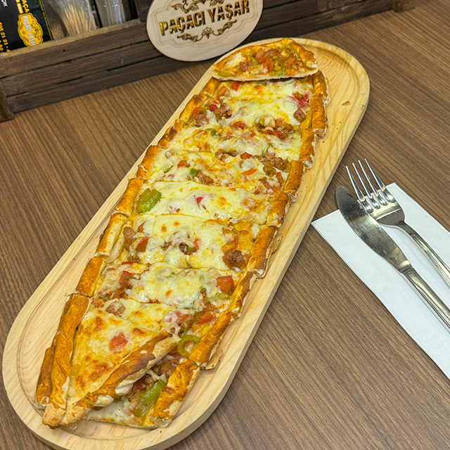 Kuşbaşılı Kaşarlı Pide