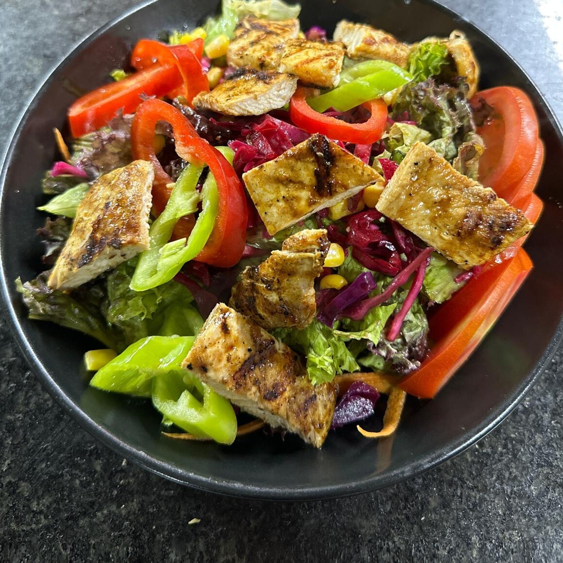 Izgara Tavuk Butlu Salata