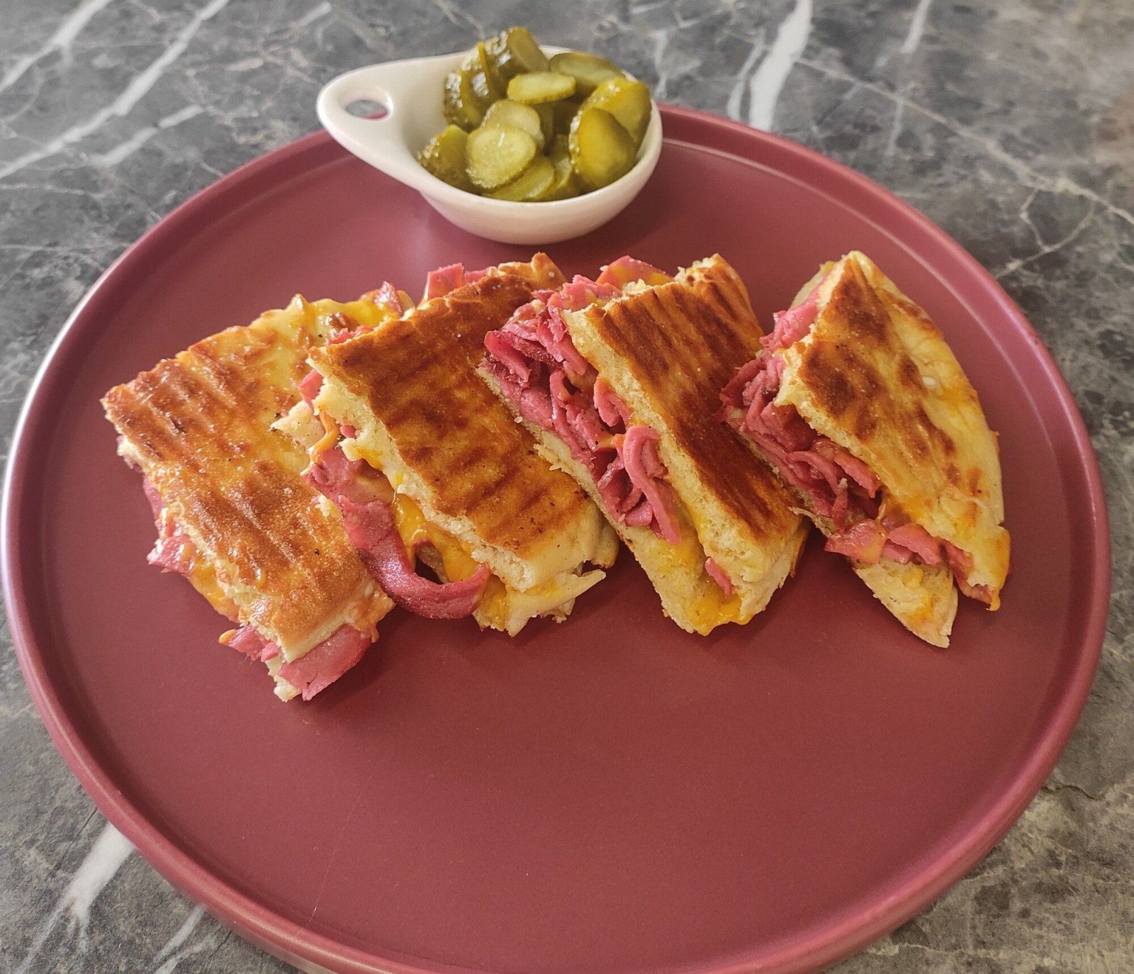 Cheddarlı Sosisli Bazlama Tost