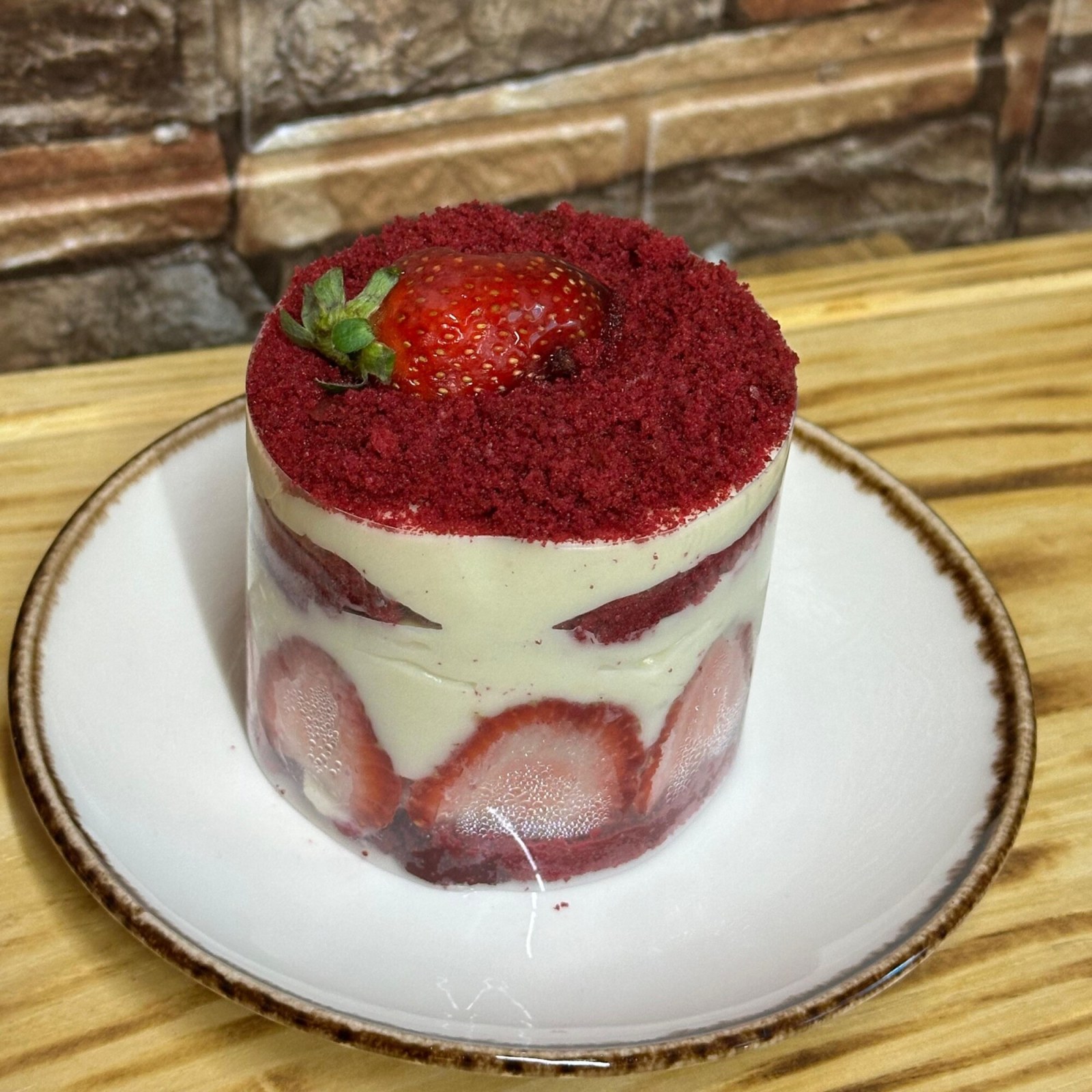 Çilekli Velvet Cup Tatlısı