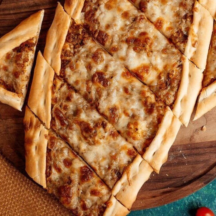 Kıymalı Kaşarlı Pide