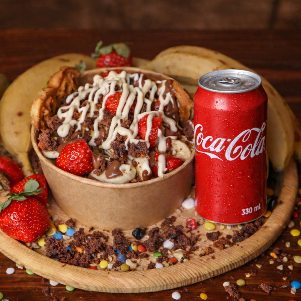 Beyaz Çikolatalı Muzlu Bowl Waffle + 330 ml Coca-cola