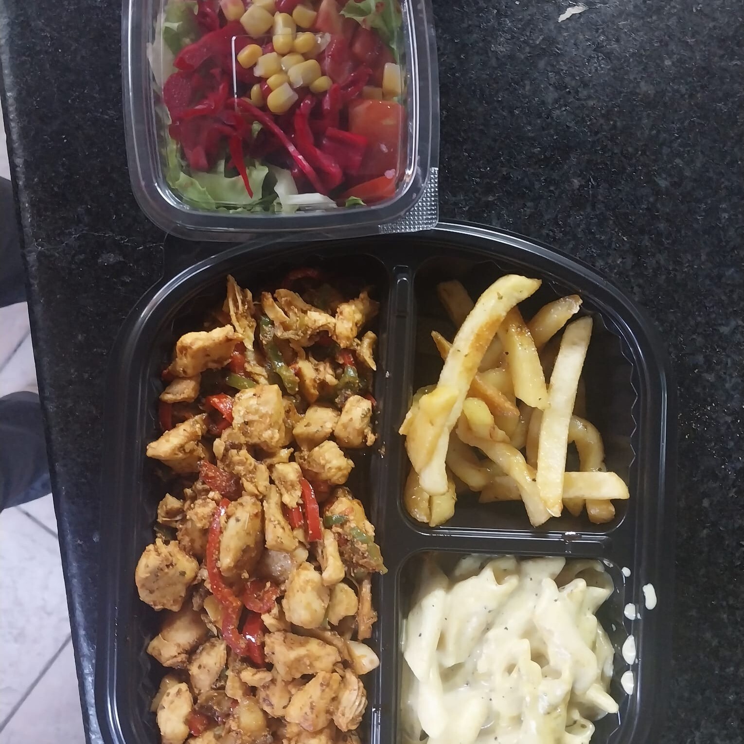 Tavuk But Kavurma Menü ( patates cipsi + makarna + salata + turşu )