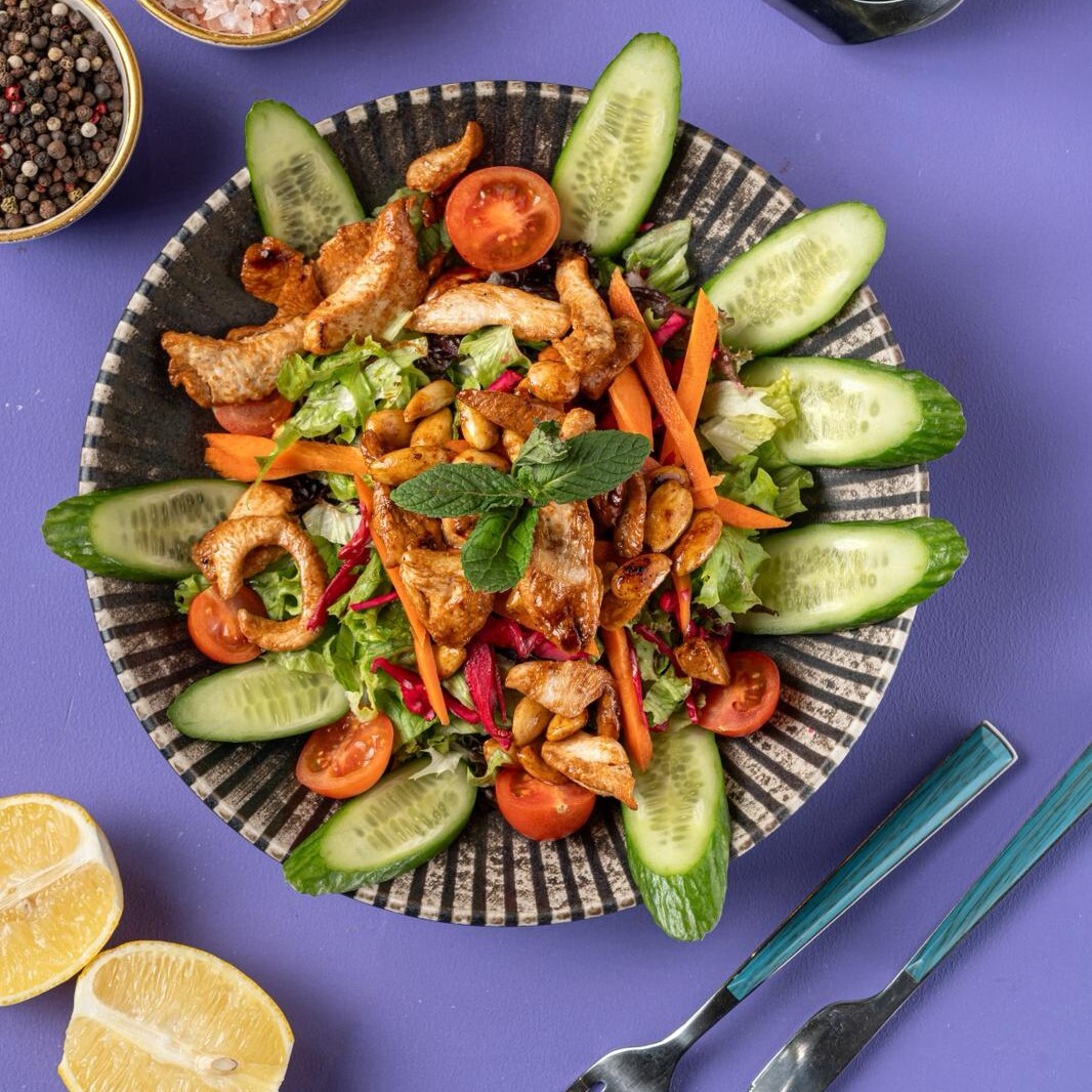 Bademli Ilık Tavuk Salatası
