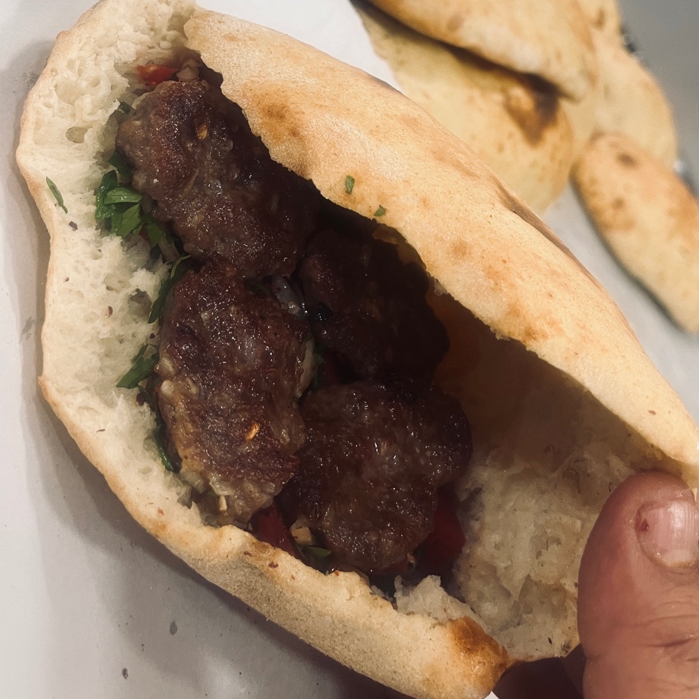 Ekmek arası köfte Menü