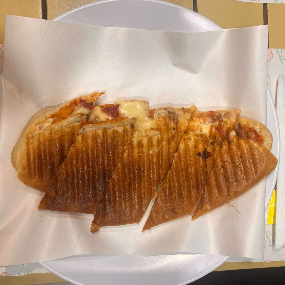 Kavurmalı Kaşar Peynirli Tost