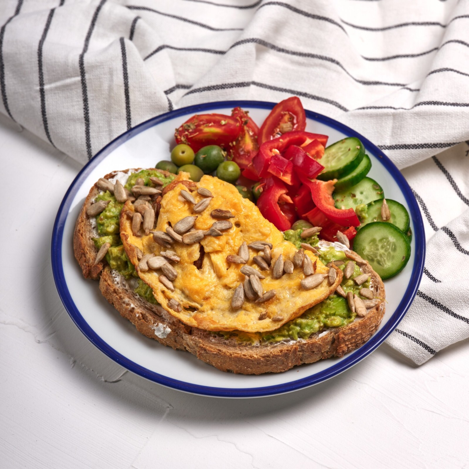 Avokadolu Yumurtalı Ekmek Tabağı