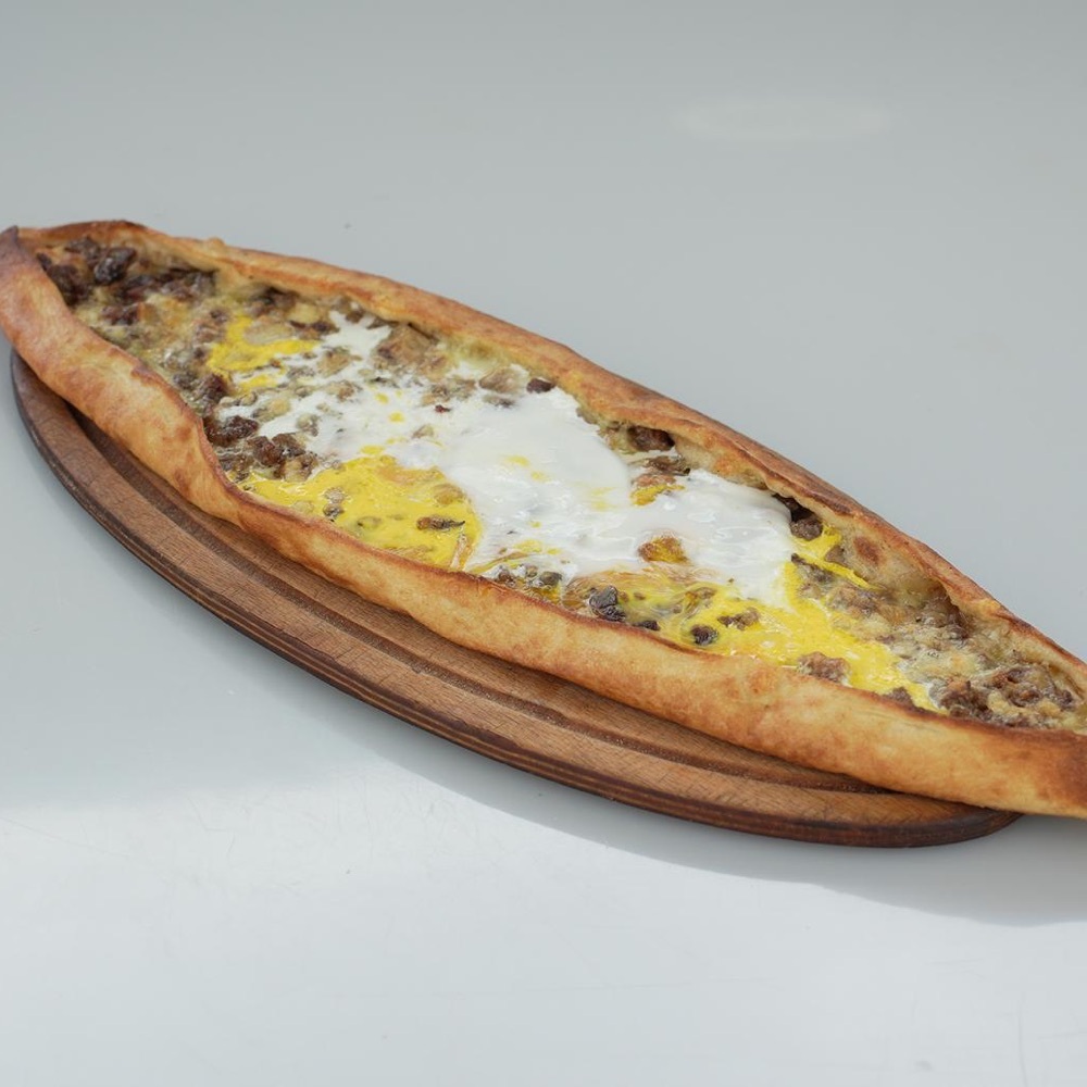 Kavurmalı Kaşarlı Yumurtalı Pide