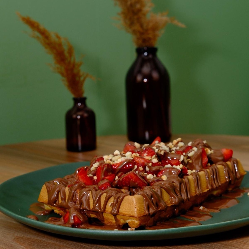 Sütlü Çikolatalı Çilekli Waffle (Belçika Hamur)