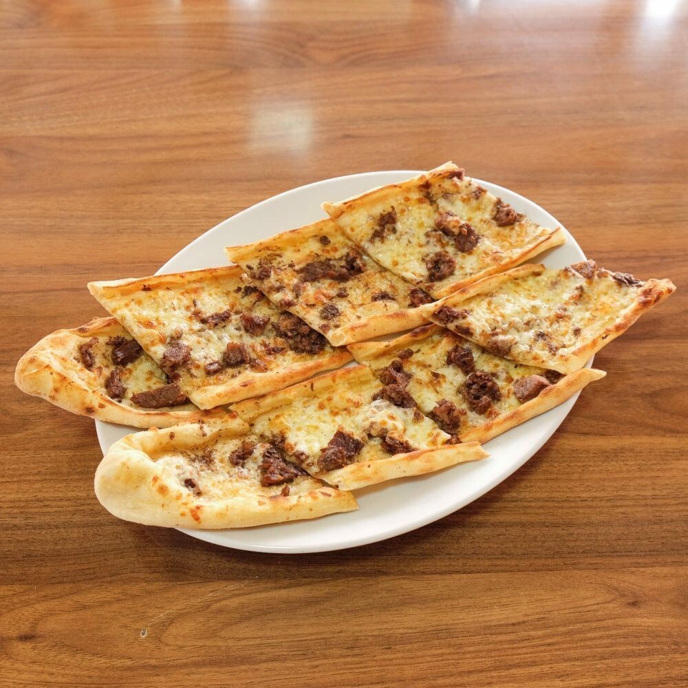 Kuzu Kavurmalı Kaşarlı Pide