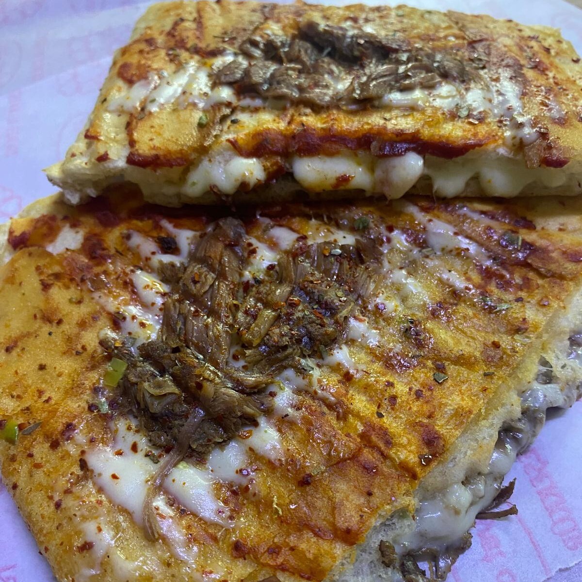Enfes Kavurma Kaşar Tost (Üç Çeyrek)