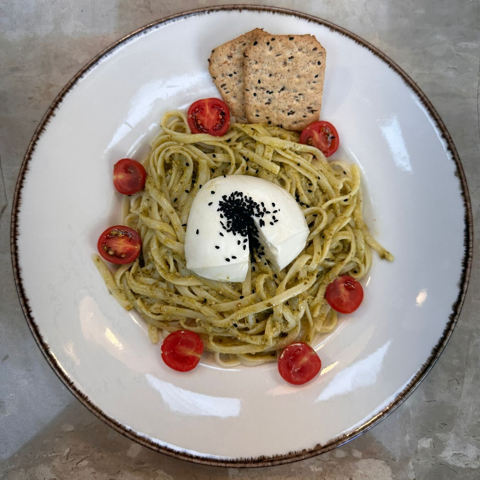 Mozarella Peynirli Pesto Soslu Makarna