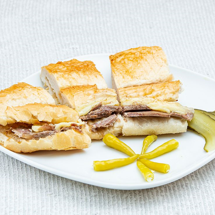 Yarım susamlı çıtır Ekmek Arası Kavurmalı Kaşarlı Tost