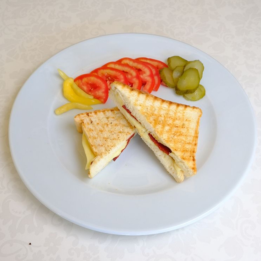 Tost Ekmeğine Kaşarlı Sucuklu Tost
