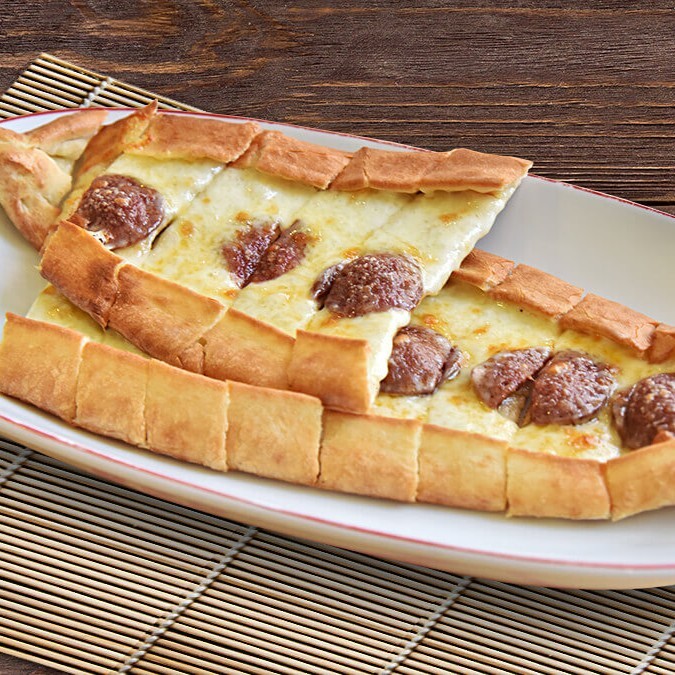 Kaşarlı SucukluPide