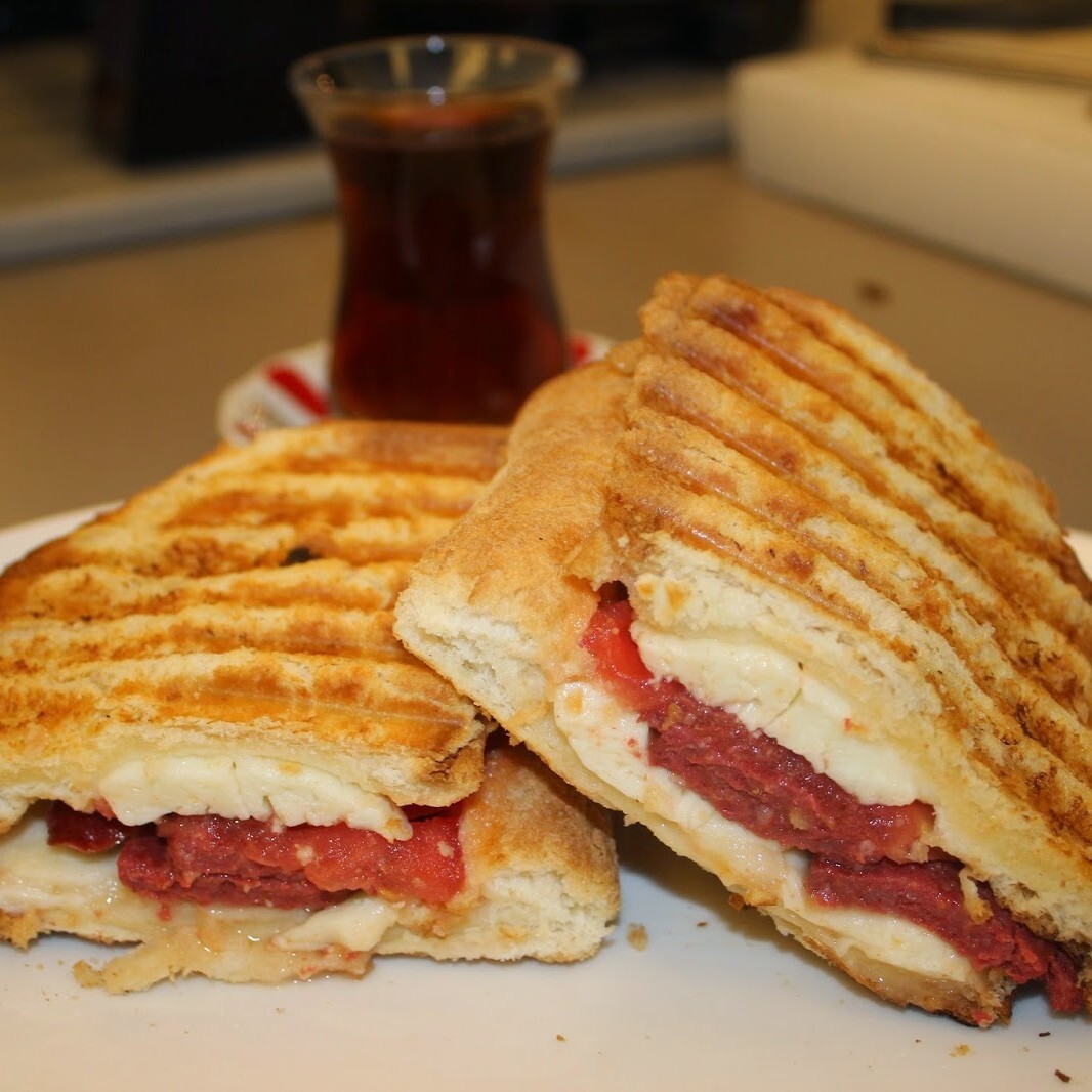 yarım Ekmek Kaşarlı Tost